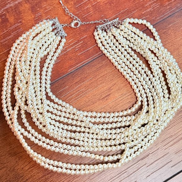 Strands of faux pearls - Picture 1 of 3